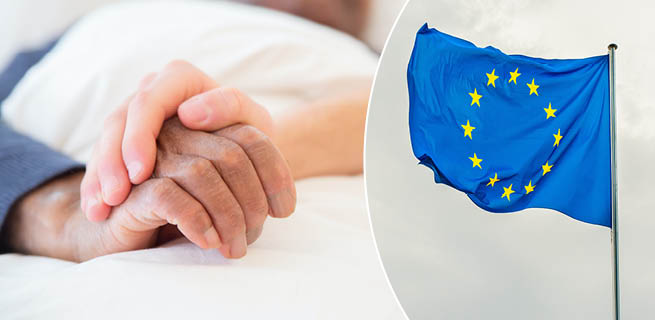 En person håller en person i hand, plus EU-flaggan