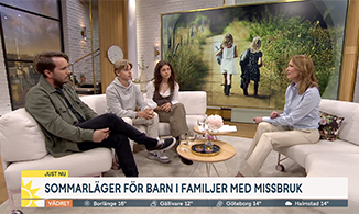 Print screen från inslag i Nyhetsmorgon. Tre personer sitter i en vit soffa och programledaren sitter i en soffa mittemot.