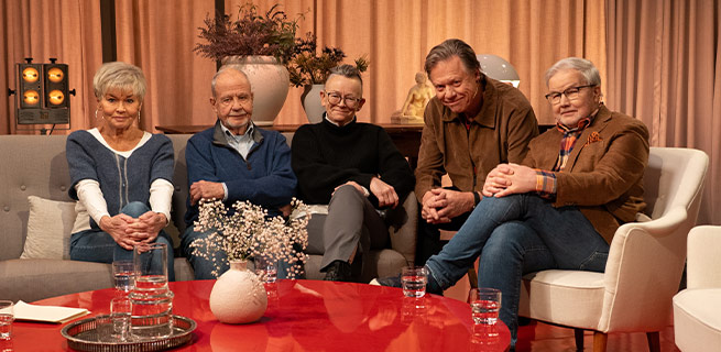 Deltagarna i programmet sitter i en soffa