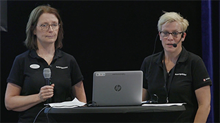 AnnaLena Dolk och Anna Rångemyr gör sin presentation.