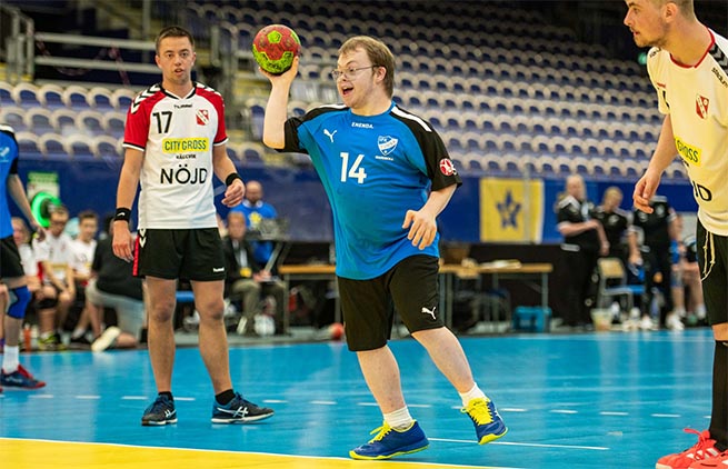 Jesper Eriksson spelar handboll och ska precis kasta iväg bollen.