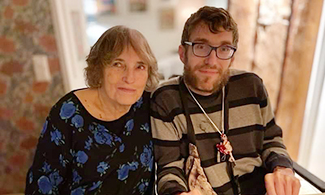Margareta Murray-Nyman och sonen Martin sitter vid ett bord.