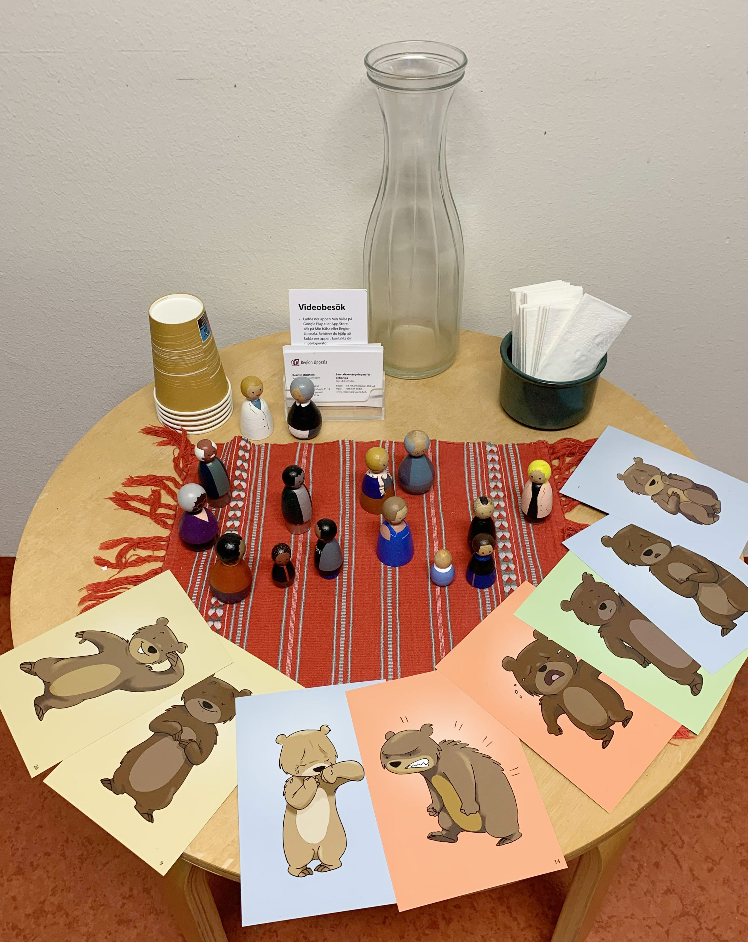 Ett bord med bilder som visar björnar som uttrycker olika känslor.