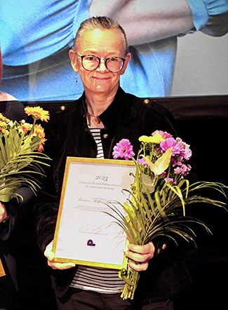 Susanne Rolfner Suvanto tar emot pris
