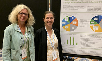 Maria Ahlqvist och Monika Laumann står framför en poster. 