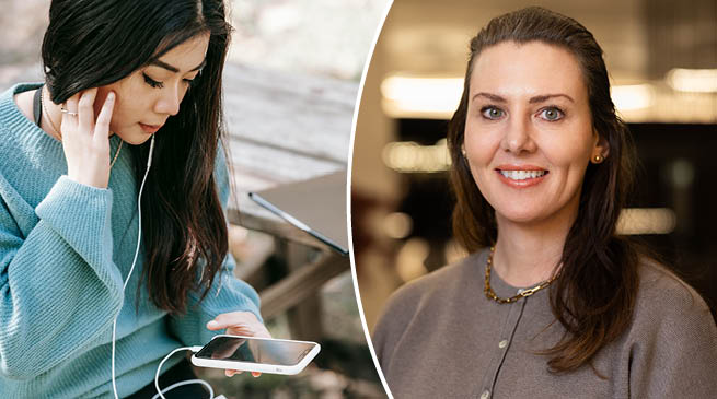 En tjej sitter med en mobil och en bild på Maria Linné.
