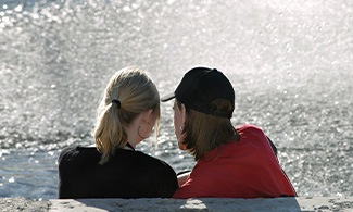 Bild på två personer som sitter tillsammans