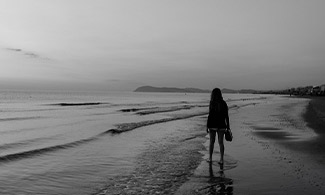 Ensam kvinna på en strand