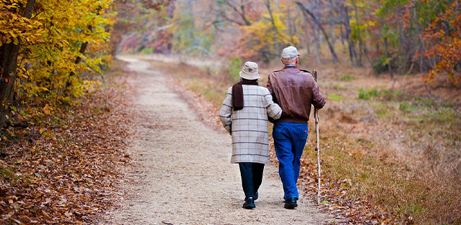 Ett par promenerar på en grusväg